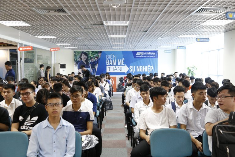 Tân sinh viên hào hứng tham dự 