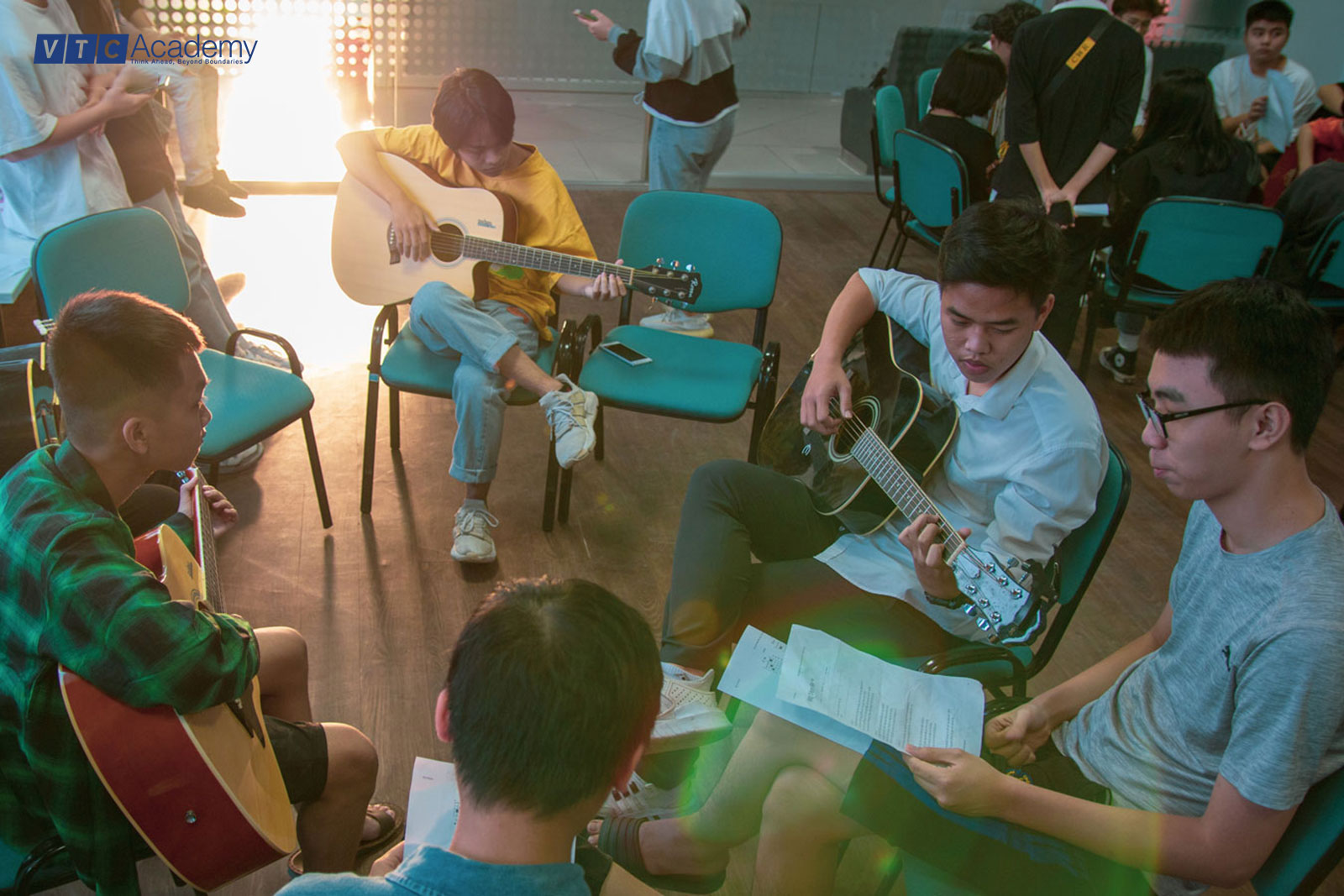 Workshop “Ai cũng có thể chơi guitar” thu hút đông đảo học viên tham dự