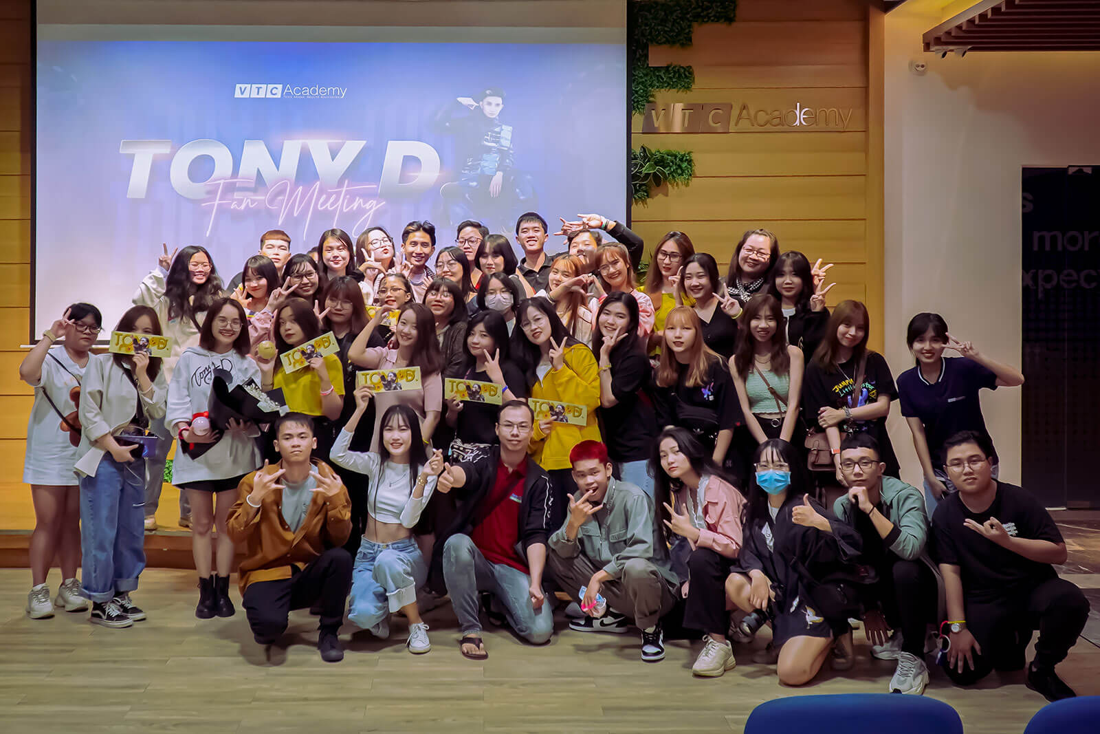 Học viên VTC Academy “quẩy tưng bừng” cùng fan meeting của Tony D. tại TP.HCM