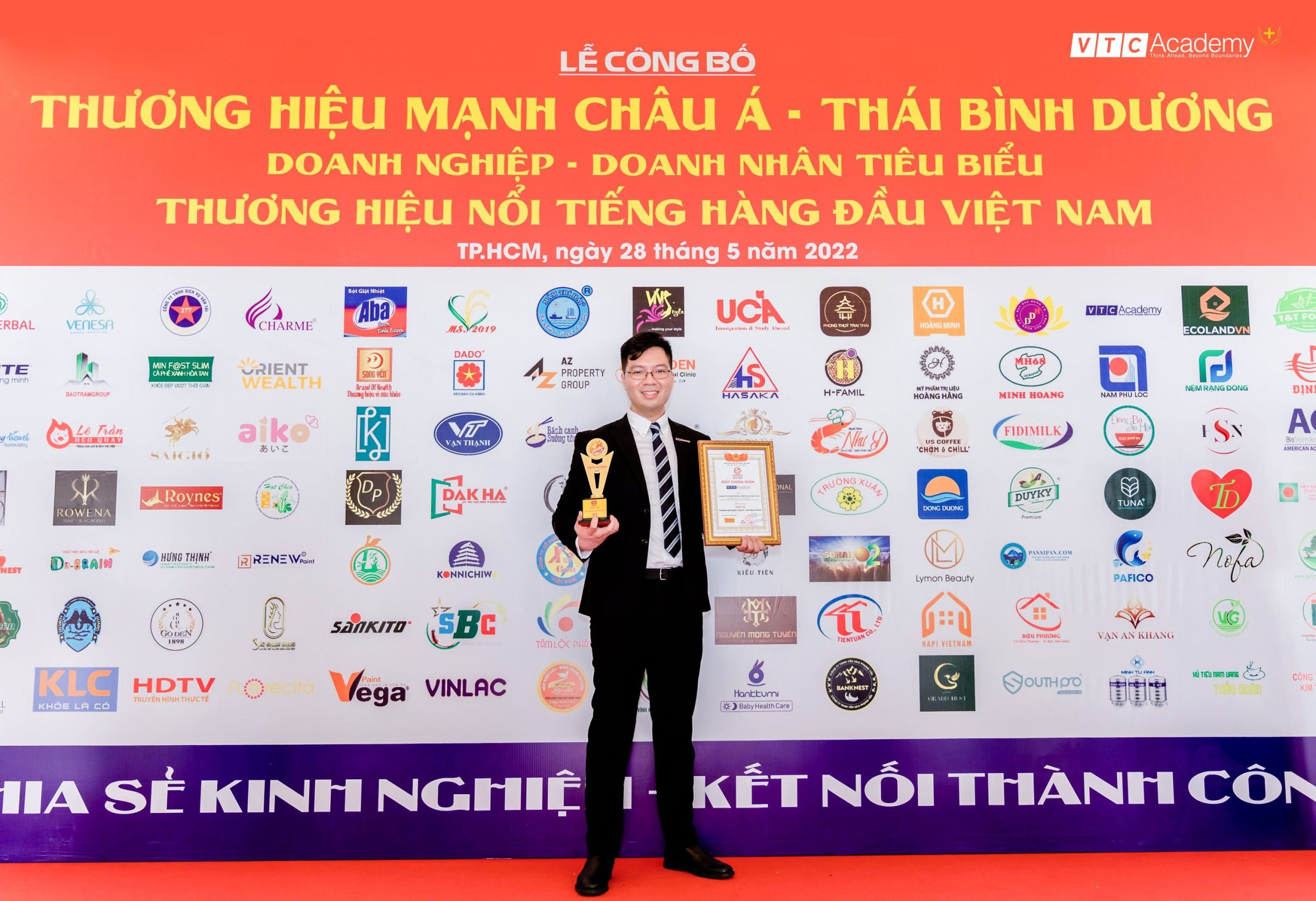 Ông Hoàng Việt Tân, đại diện VTC Academy, nhận cúp và chứng nhận từ ban tổ chức.